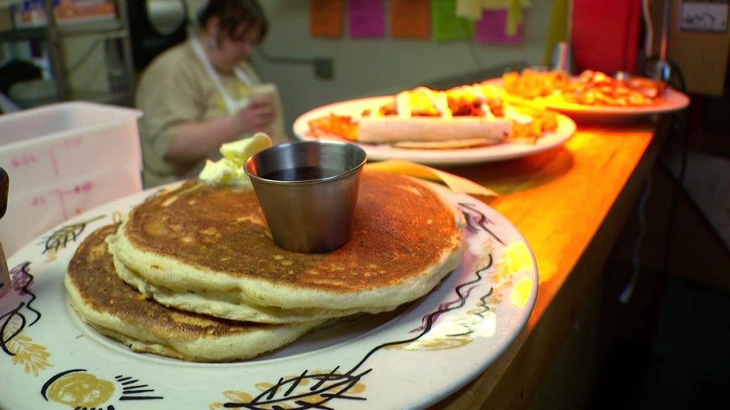 Modern Times Cafe closing at end of year after providing 30,000 free meals in wake of ICE surge — WCCO / CBS Minnesota, Medina Dining news