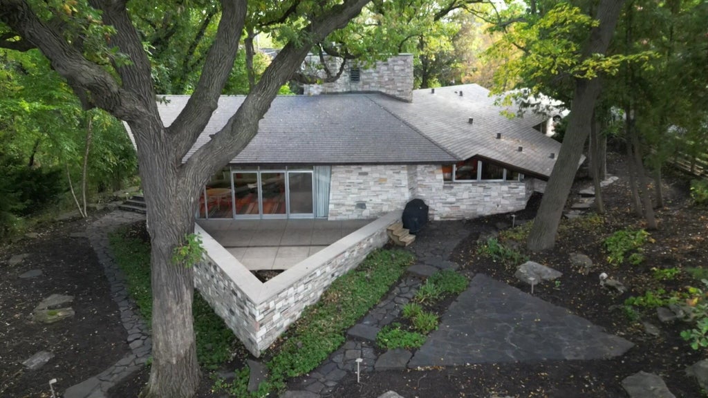 Home designed by iconic architect Frank Lloyd Wright now on the market — WCCO / CBS Minnesota, Medina Real Estate news