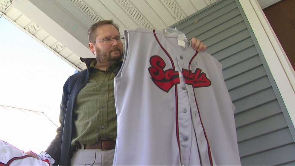 Brewers fan makes long drive from Wisconsin to Tampa Bay for Game 3 — Fox 11 Green Bay Local, Medina Sports news