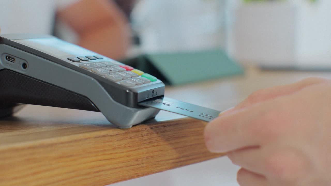 Avoiding fees when holiday shopping — Medina Business news